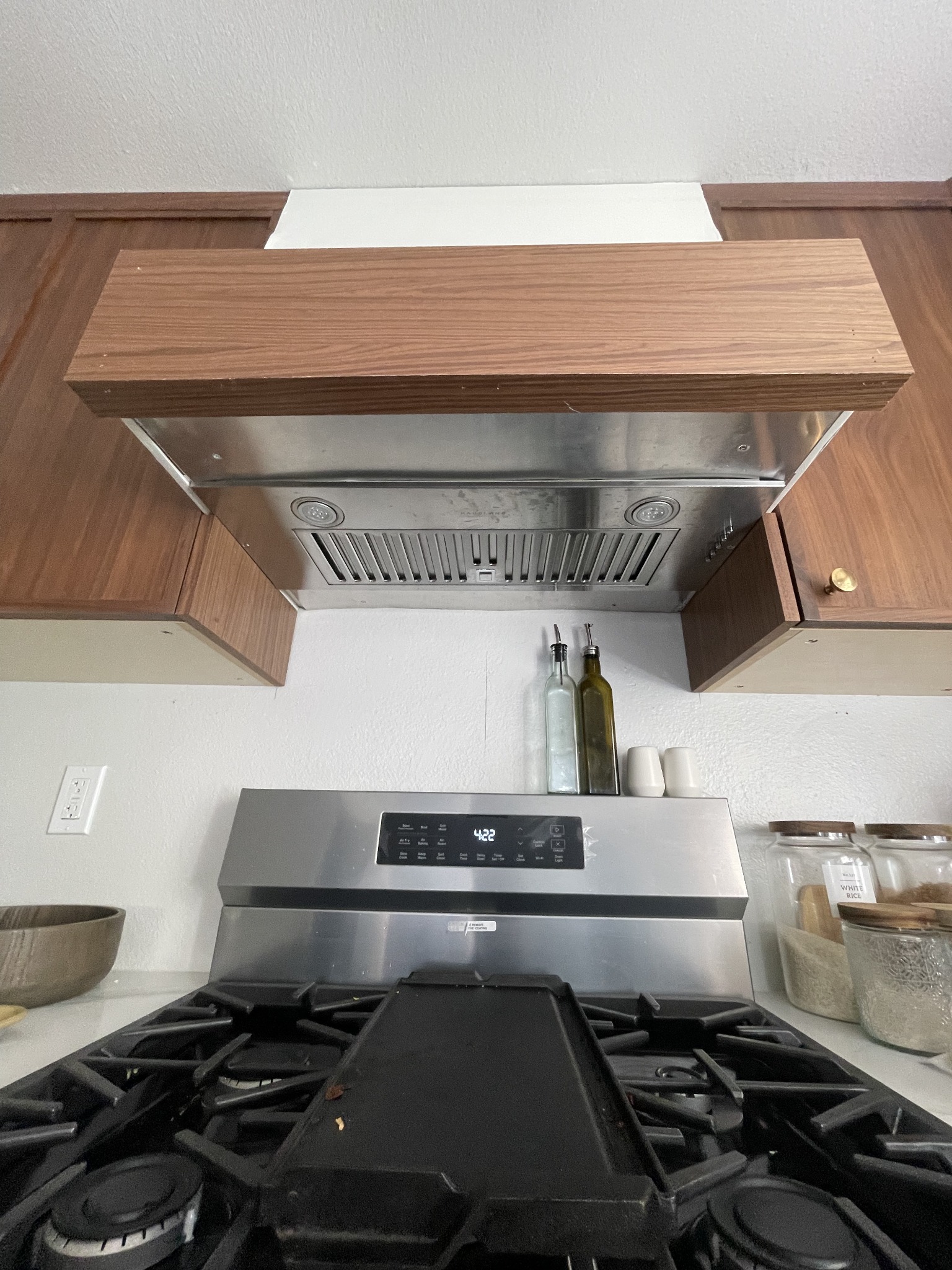 Range hood installed detail