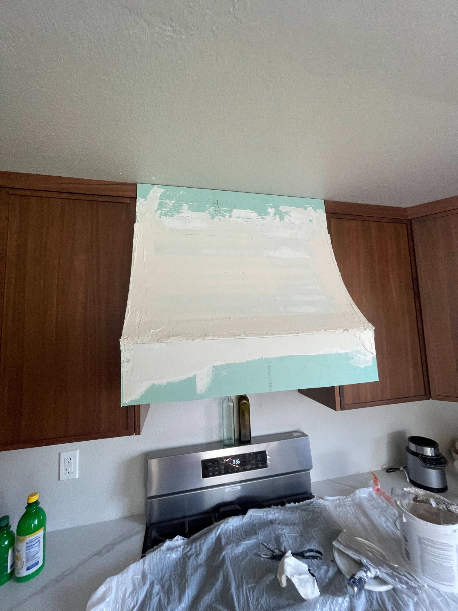 Range hood during joint finishing